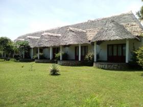 Ancien hôtel bâti sur un terrain arboré