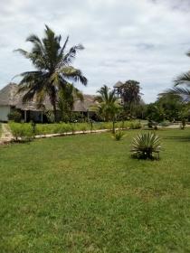 Ancien hôtel bâti sur un terrain arboré
