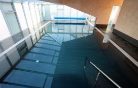 Vente d'un bâtiment résidentiel et commercial avec sauna et piscine intérieure