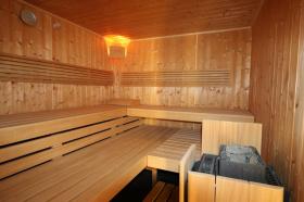 Vente d'un bâtiment résidentiel et commercial avec sauna et piscine intérieure