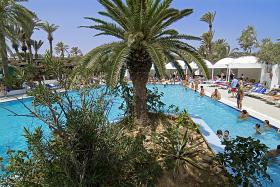 Hôtel bien établi, situé au bord d'une superbe plage
