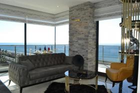 Appartement avec fenêtres panoramiques et vue sur la mer