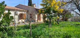 Villa à l'orée d'un village français à restaurer, très belle vue montagne