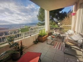 Superbe appartement avec terrasses dans petite résidence avec piscine