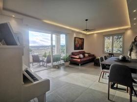 Superbe appartement avec terrasses dans petite résidence avec piscine