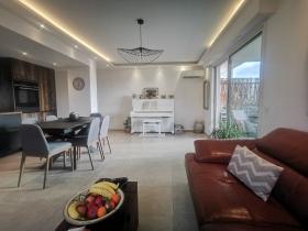 Superbe appartement avec terrasses dans petite résidence avec piscine