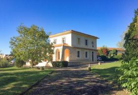 Propriété atypique exceptionnelle avec plusieurs bâtiments dans un parc arboré