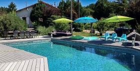 Propriété atypique exceptionnelle avec plusieurs bâtiments dans un parc arboré