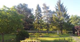 Propriété atypique exceptionnelle avec plusieurs bâtiments dans un parc arboré