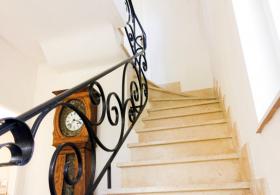 Propriété atypique exceptionnelle avec plusieurs bâtiments dans un parc arboré