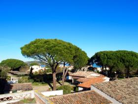 Propriété avec plusieurs maisons sur terrain de 5680 m2 à la plage de Pampelonne - opportunité