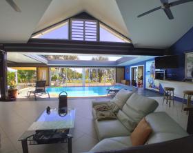 Luxueuse villa pieds dans l'eau