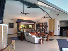 Luxueuse villa pieds dans l'eau