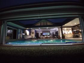 Luxueuse villa pieds dans l'eau