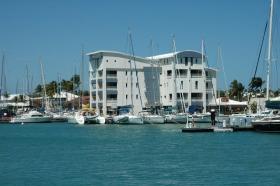 Immeuble de 4 étages et 21 appartements face à la mer