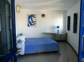 Immeuble de 4 étages et 21 appartements face à la mer