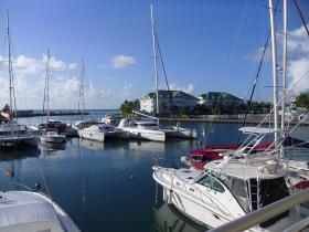 Immeuble de 4 étages et 21 appartements face à la mer