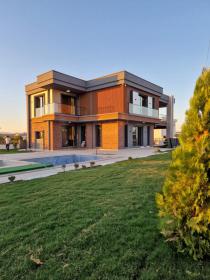 Villa 4+1 nouvellement meublée à vendre avec vue sur la mer Égée et les montagnes