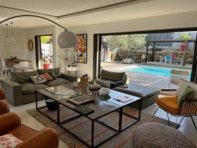 Belle villa avec piscine et vue sur les collines