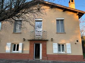 Villa dans un cadre résidentiel, calme à proximité du centre ville