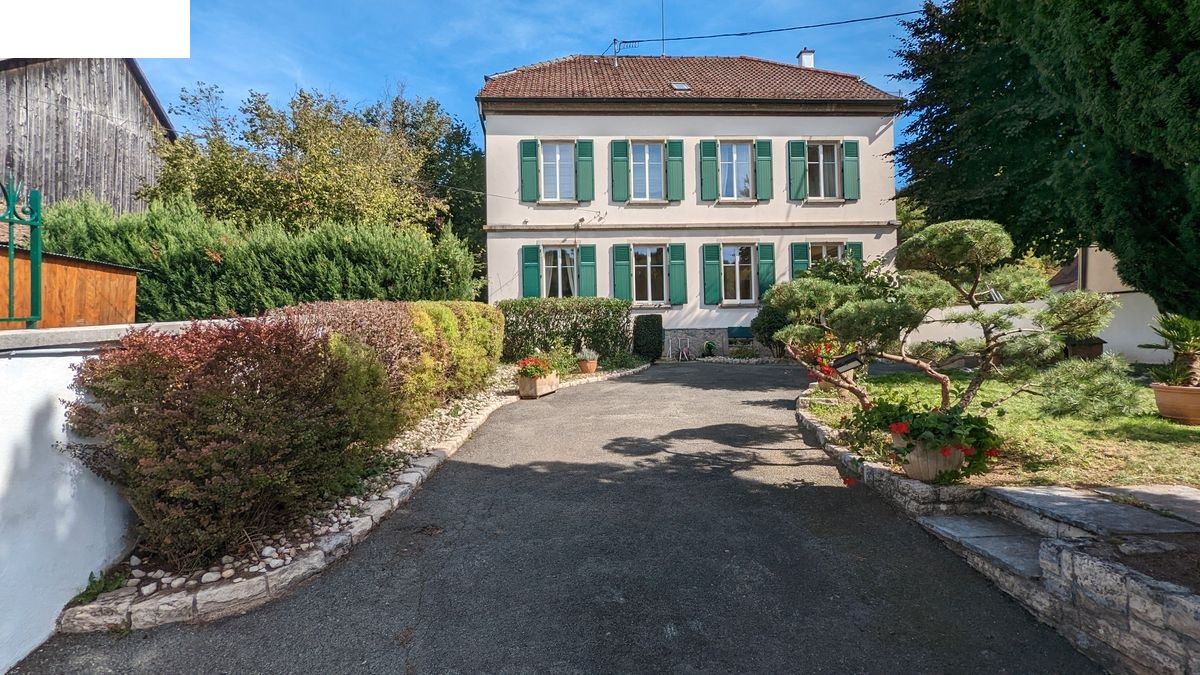 Grande maison de maitre avec piscine et dépendances