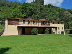 À Vendre aux Enchères - 2 Villas sur une grande propriété avec piscines creusées
