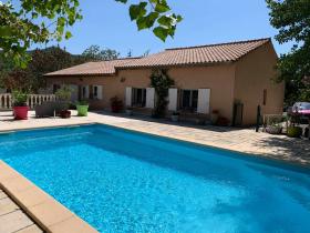 Maison de plain-pied avec vue panoramique sur la montagne