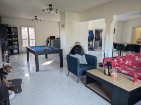 Maison de plain-pied avec vue panoramique sur la montagne