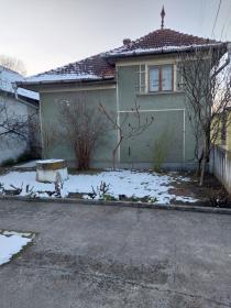 Grande maison avec cour intérieure et annexe à vendre