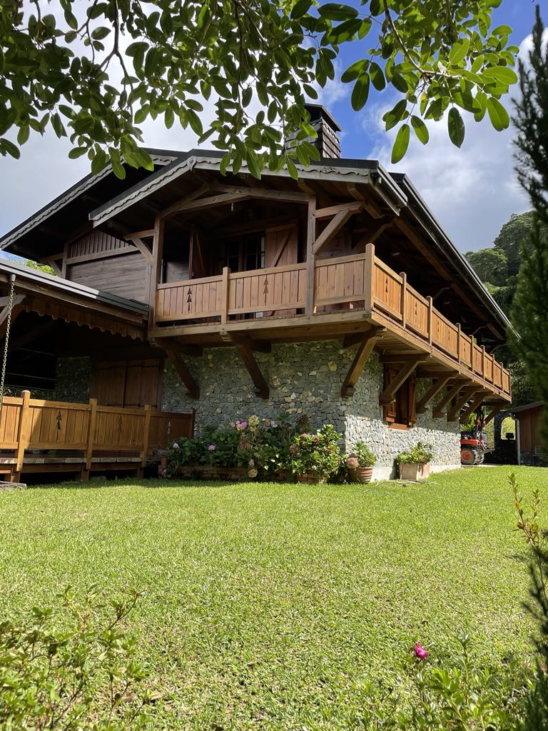 A vendre chalet unique meublé de luxe sur 5,7 ha