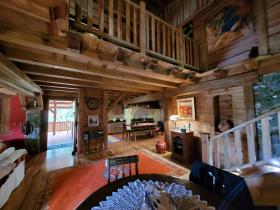 A vendre chalet unique meublé de luxe sur 5,7 ha