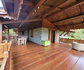 A vendre chalet unique meublé de luxe sur 5,7 ha