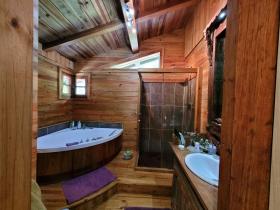 A vendre chalet unique meublé de luxe sur 5,7 ha