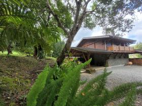 A vendre chalet unique meublé de luxe sur 5,7 ha