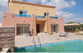 Superbe villa de 380 m2 sur deux niveaux à deux pas de la mer