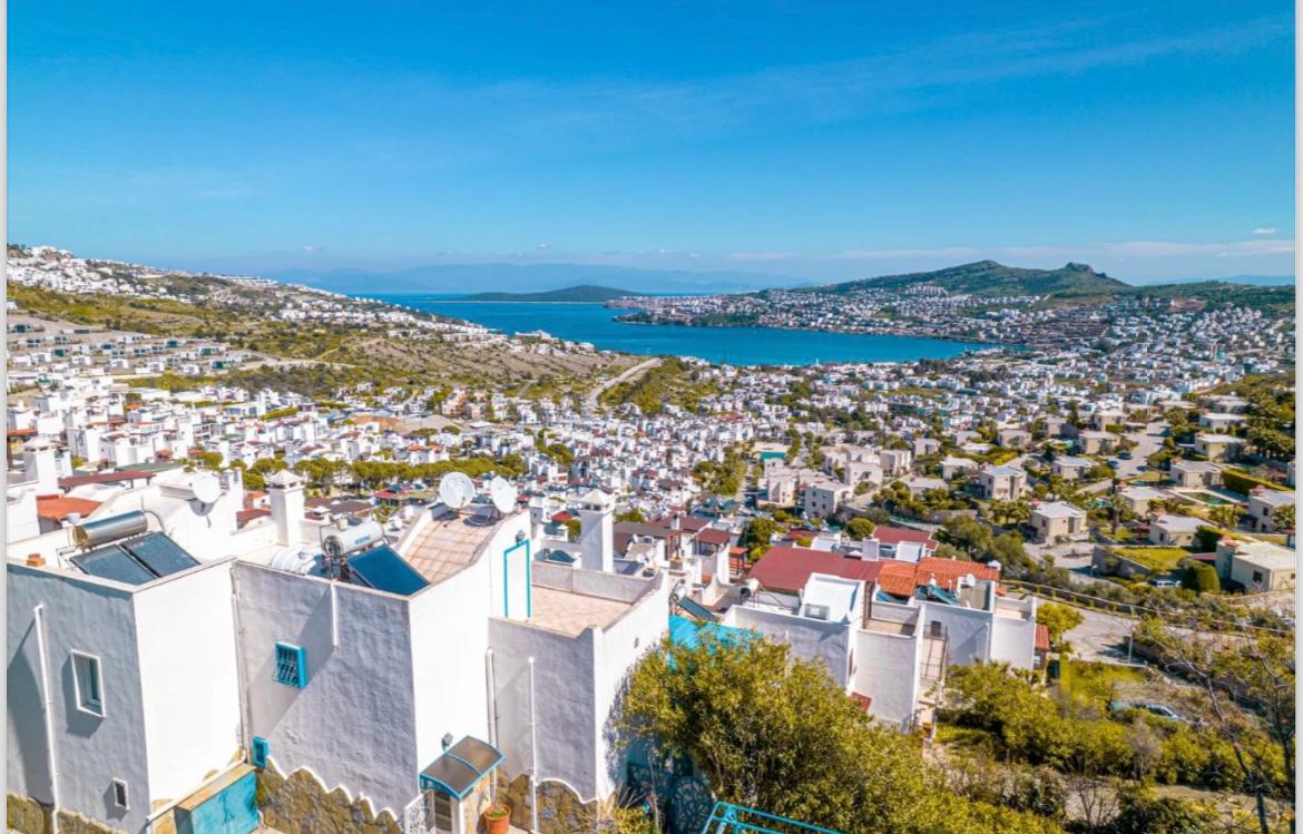 Villa à plusieurs niveaux avec une vue imprenable sur la mer Égée et les montagnes