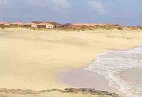 Complexe hôtelier à vendre en face d'une plage de sable blanc solitaire de 8 km de large