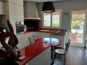 Maison de 190 m2 orientée sud avec vue dégagée sur jardin arboré