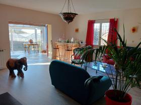 Maison de 190 m2 orientée sud avec vue dégagée sur jardin arboré