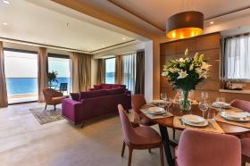 Appartements de deux chambres entièrement meublés en première ligne de la mer Adriatique