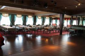 Hôtel-restaurant au bord du lac bien entretenu