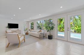 Villa en bord de l’eau dans le quartier prisé de Coral Heights
