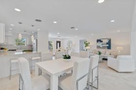 Villa en bord de l’eau dans le quartier prisé de Coral Heights