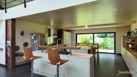 Maison d’exception avec piscine intérieure, terrasses et nature omniprésente