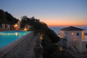 Villa d'architecte italien, 450 m2 entourée de 17 000 m2 de paysage luxuriant et verdoyant , vue à 360°