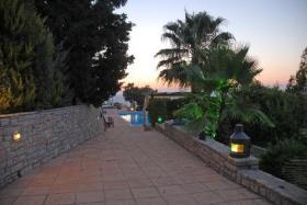 Villa d'architecte italien, 450 m2 entourée de 17 000 m2 de paysage luxuriant et verdoyant , vue à 360°