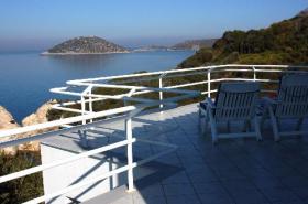 Villa d'architecte italien, 450 m2 entourée de 17 000 m2 de paysage luxuriant et verdoyant , vue à 360°