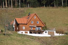 Ferme avec forêt et prairie dans un endroit fantastique de la Forêt-Noire