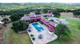 Magnifique complexe moderne dans le style espagnol ancien sur 32,4 hectares