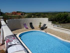 Villa moderne de construction haut de gamme avec vue imprenable sur les étangs et les monts du Caroux